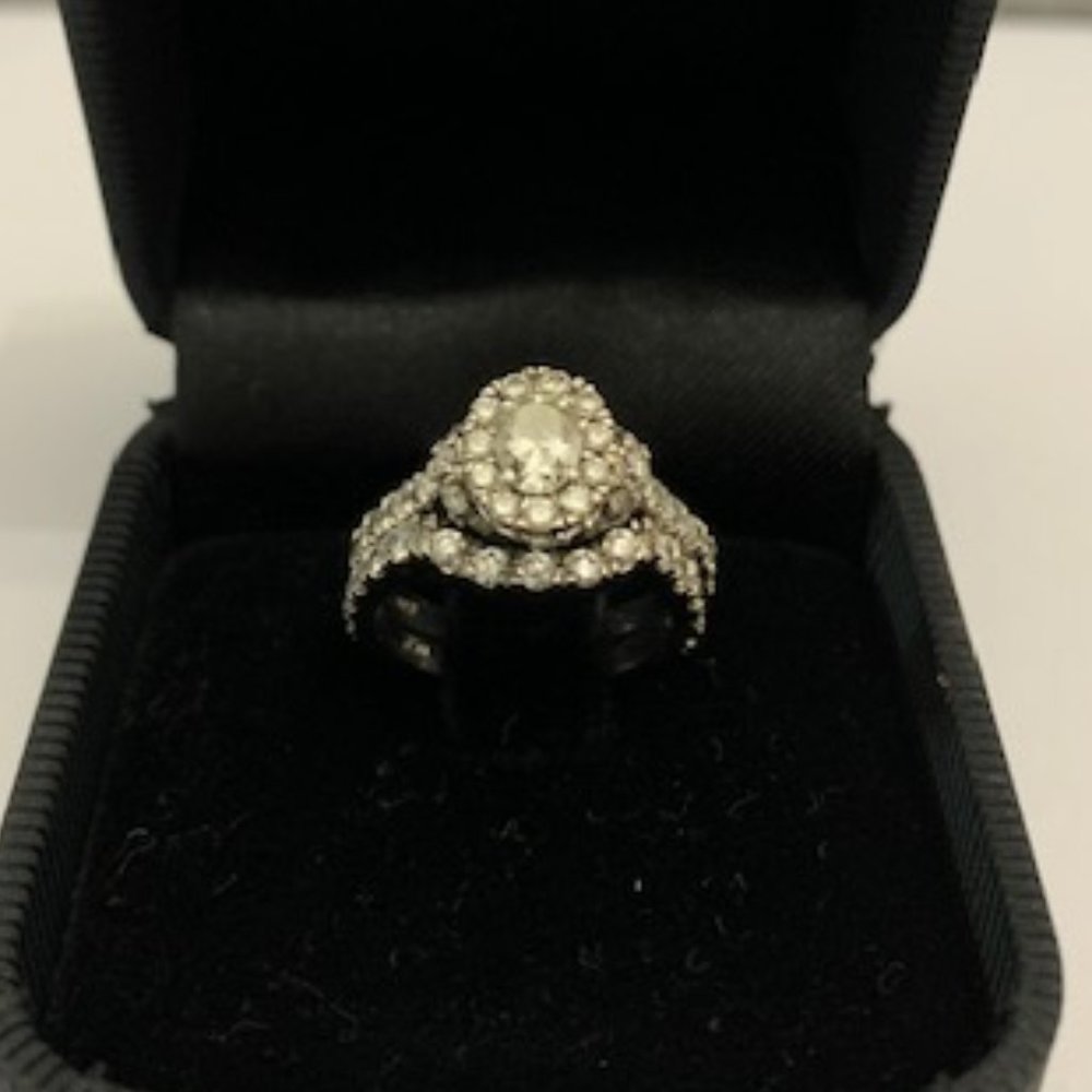 18K White Gold Oval Diamond Wedding Ring/Band Set